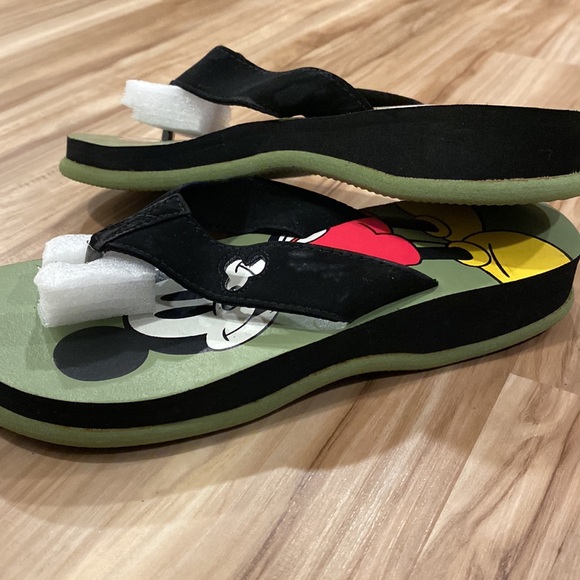BNIB Mickey Mouse Flipflops 5/6 - Picture 5 of 8